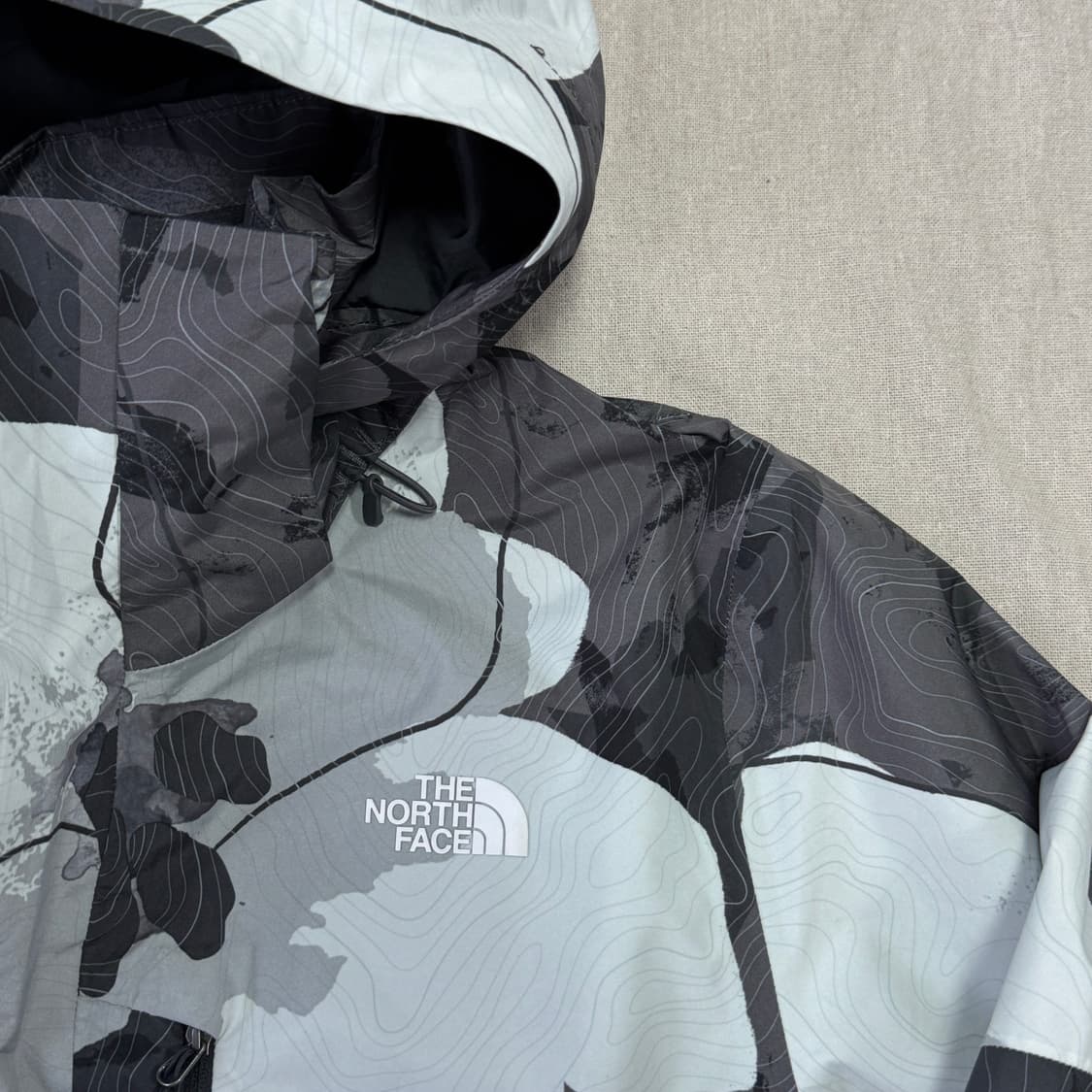 노스페이스 해외판 카모 플라워 바람막이 XL 상품이미지2
