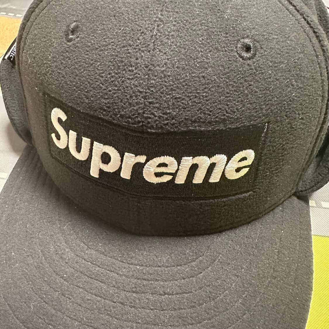 슈프림 폴라텍 이어플랩 뉴에라 블랙 7 1/4 상품이미지3