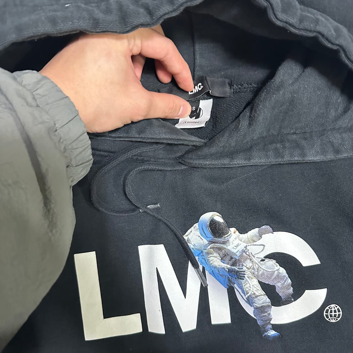 (L추천) LMC 블랙 스페이스 그래픽 우주인 후드티 상품이미지2