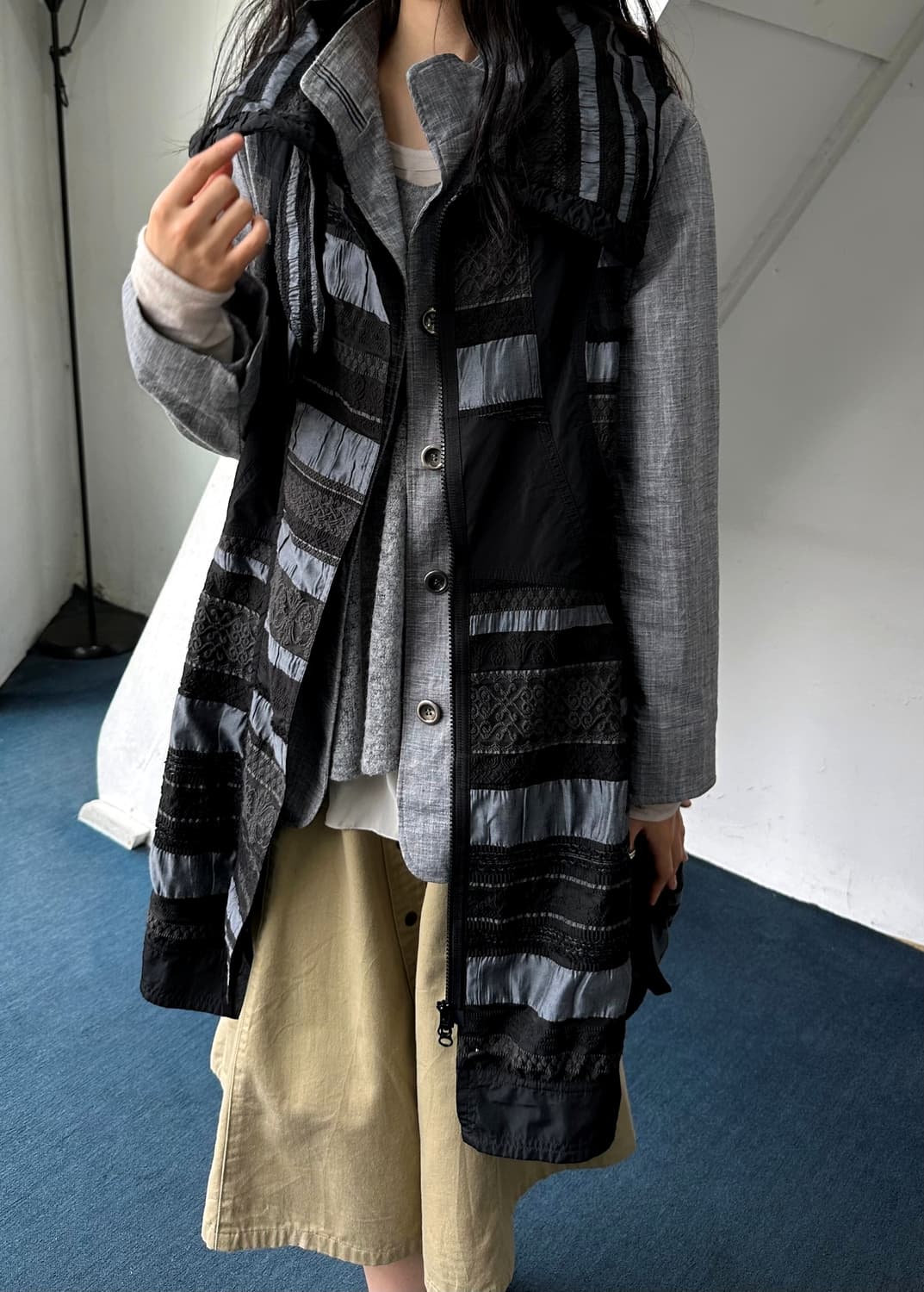 Panel design over silhouette design vest 상품이미지2