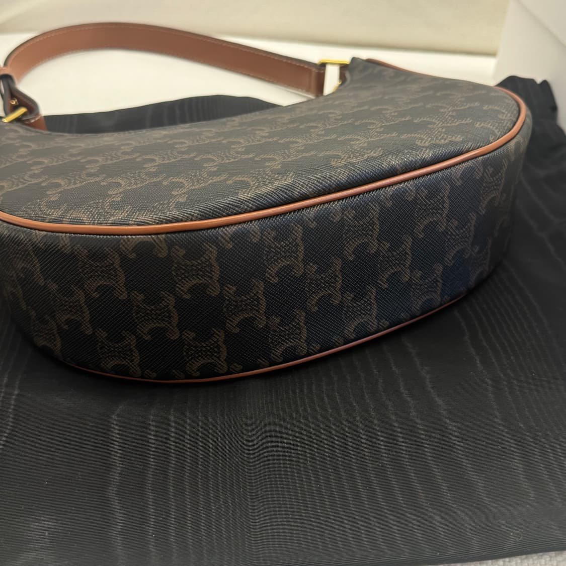 셀린느 트리옹프 캔버스 아바백 상품이미지4