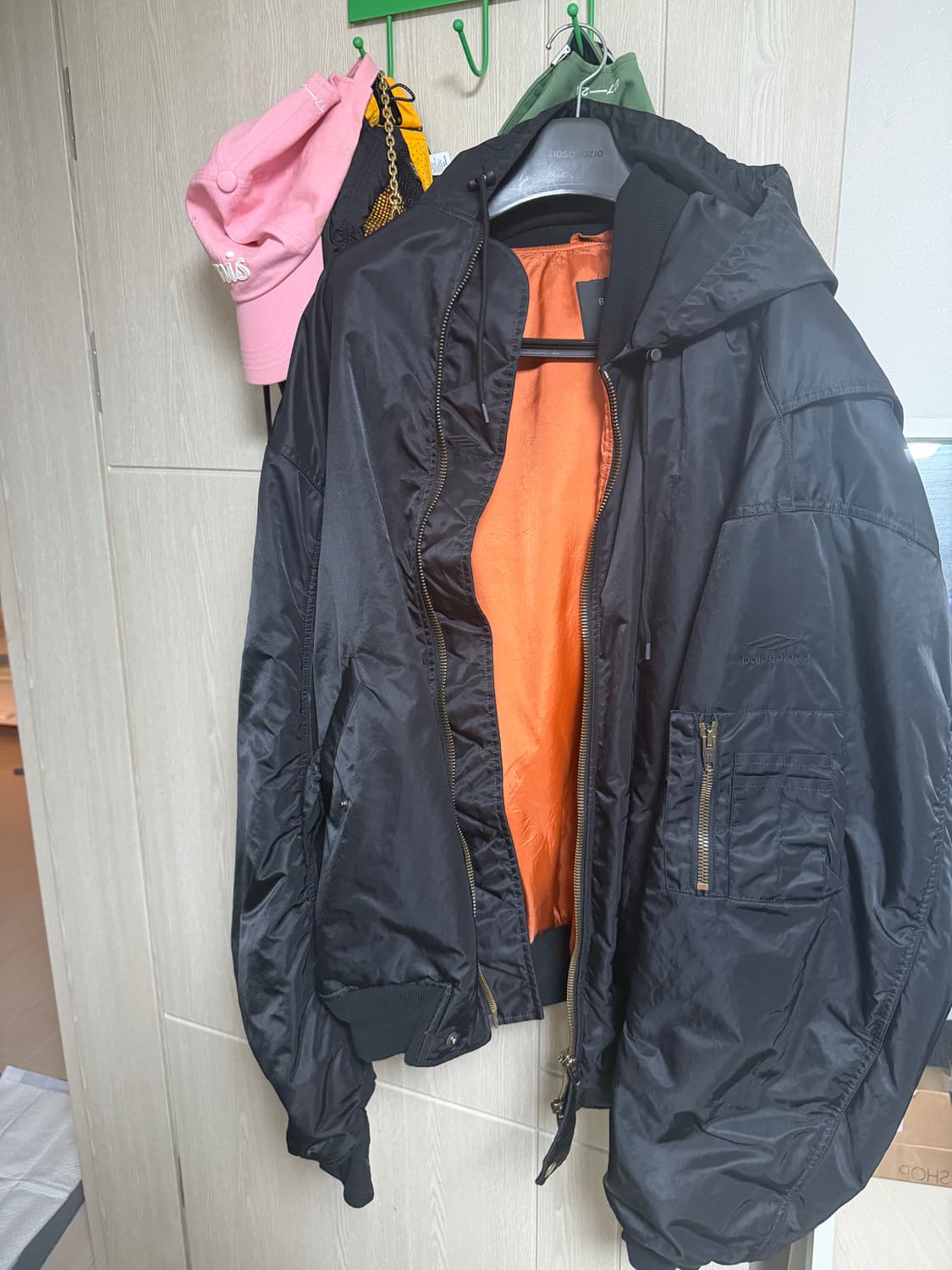 발렌시아가 3b봄버 2사이즈 판매합니다. 상품이미지1