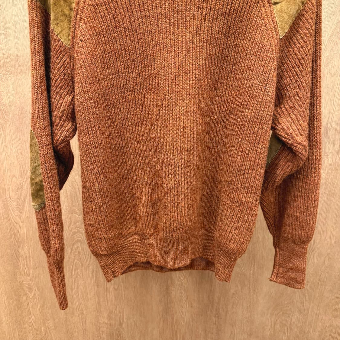 JPN 라운드넥 긴팔 니트 스웨이드 숄더 엘보 패치 디테일 오렌지 브라운 상품이미지5