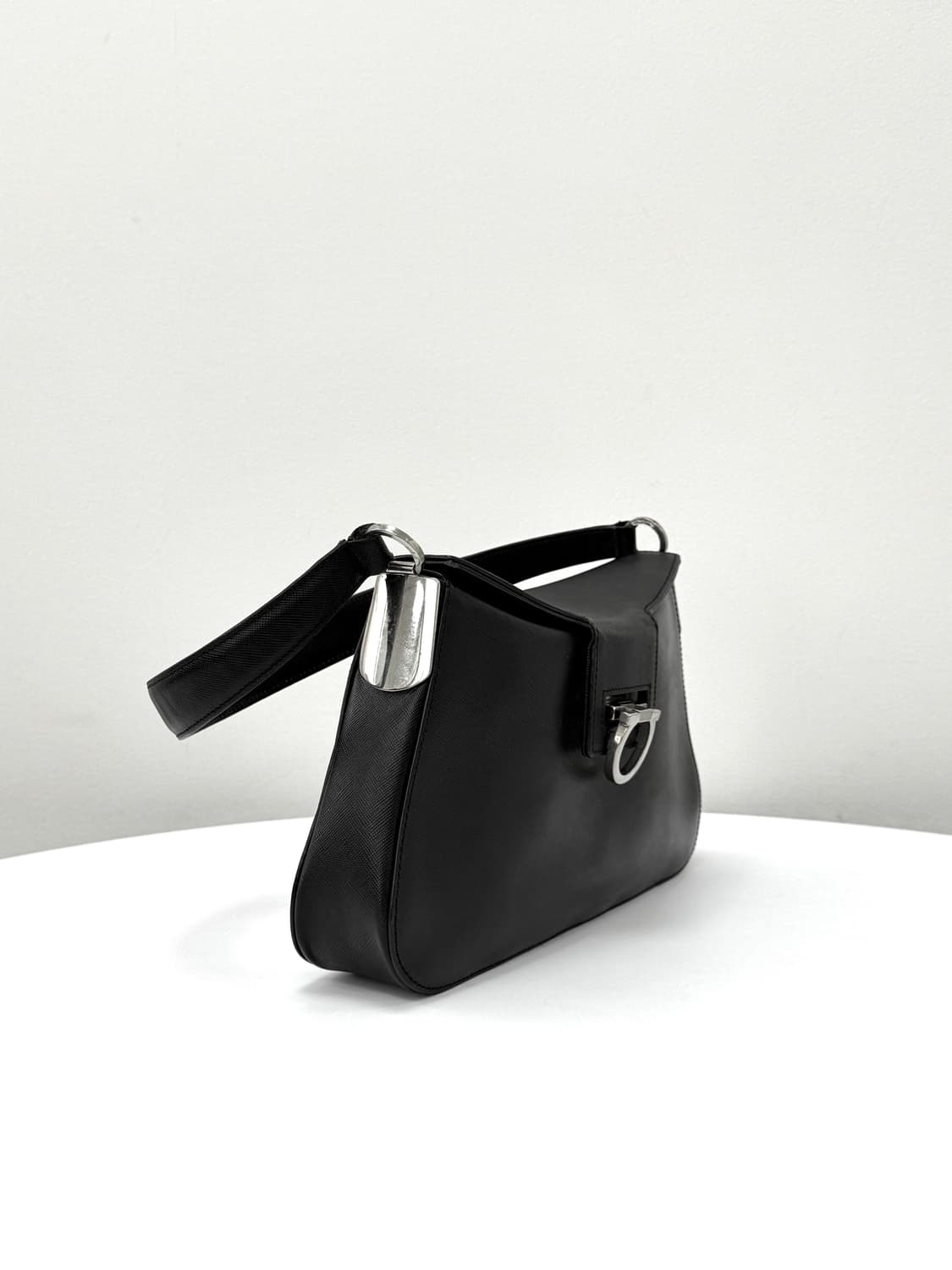 페라가모 간치니 사피아노 레더 숄더백 상품이미지4