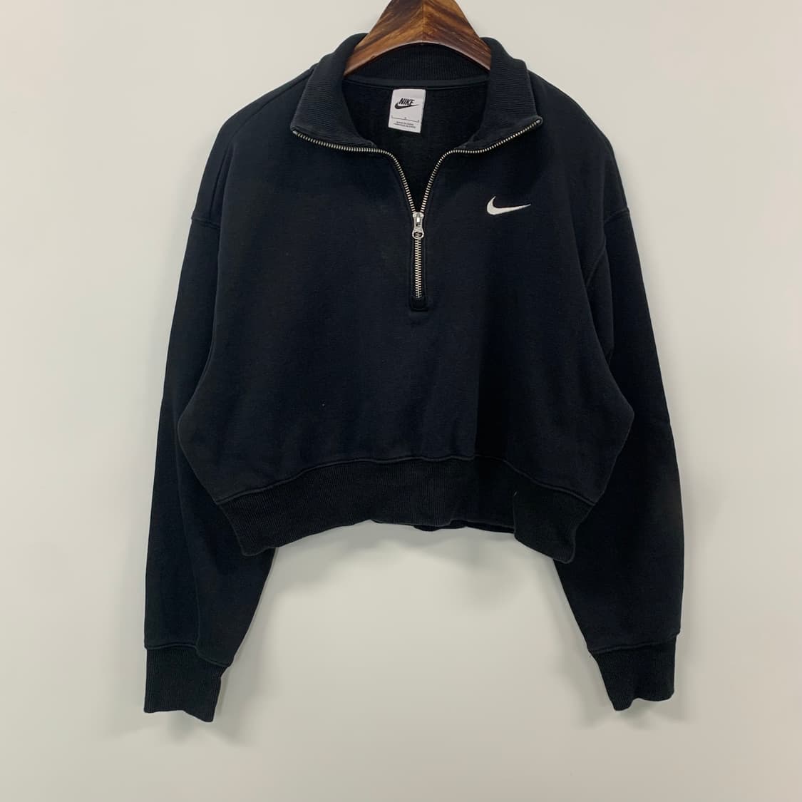 나이키 스우시 블랙 반집업 크롭 맨투맨  상품이미지2