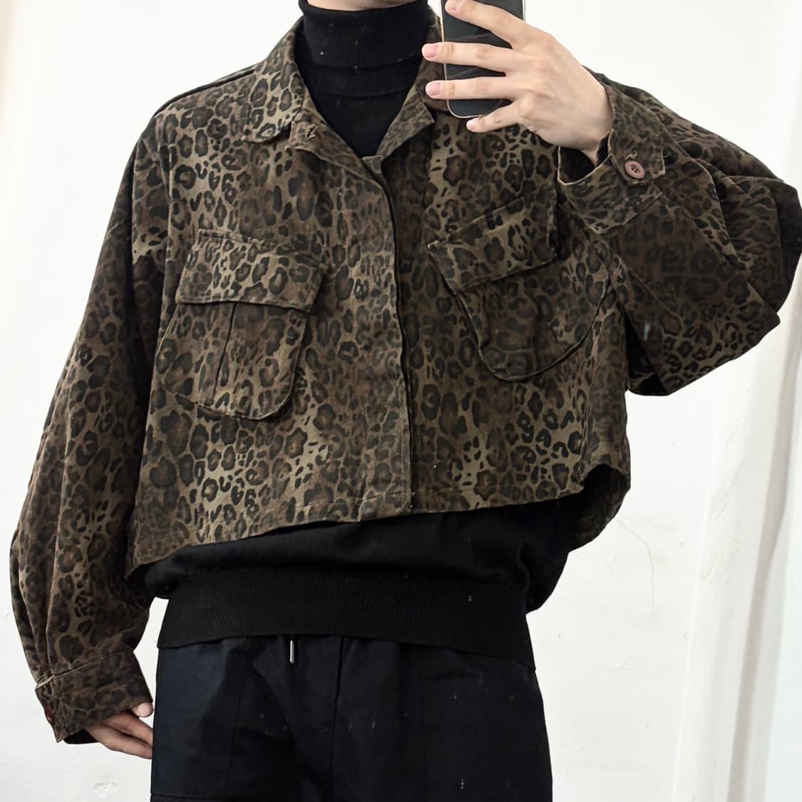 The ilma 더일마 레오파드 크롭 자켓 상품이미지3