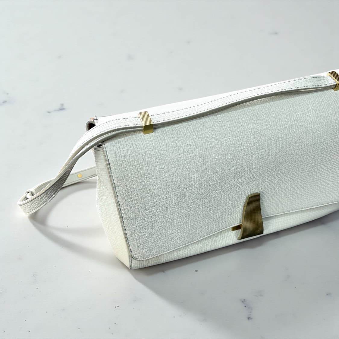 보테가베네타 팔멜라토 BV 카프스킨 앵글백 상품이미지3