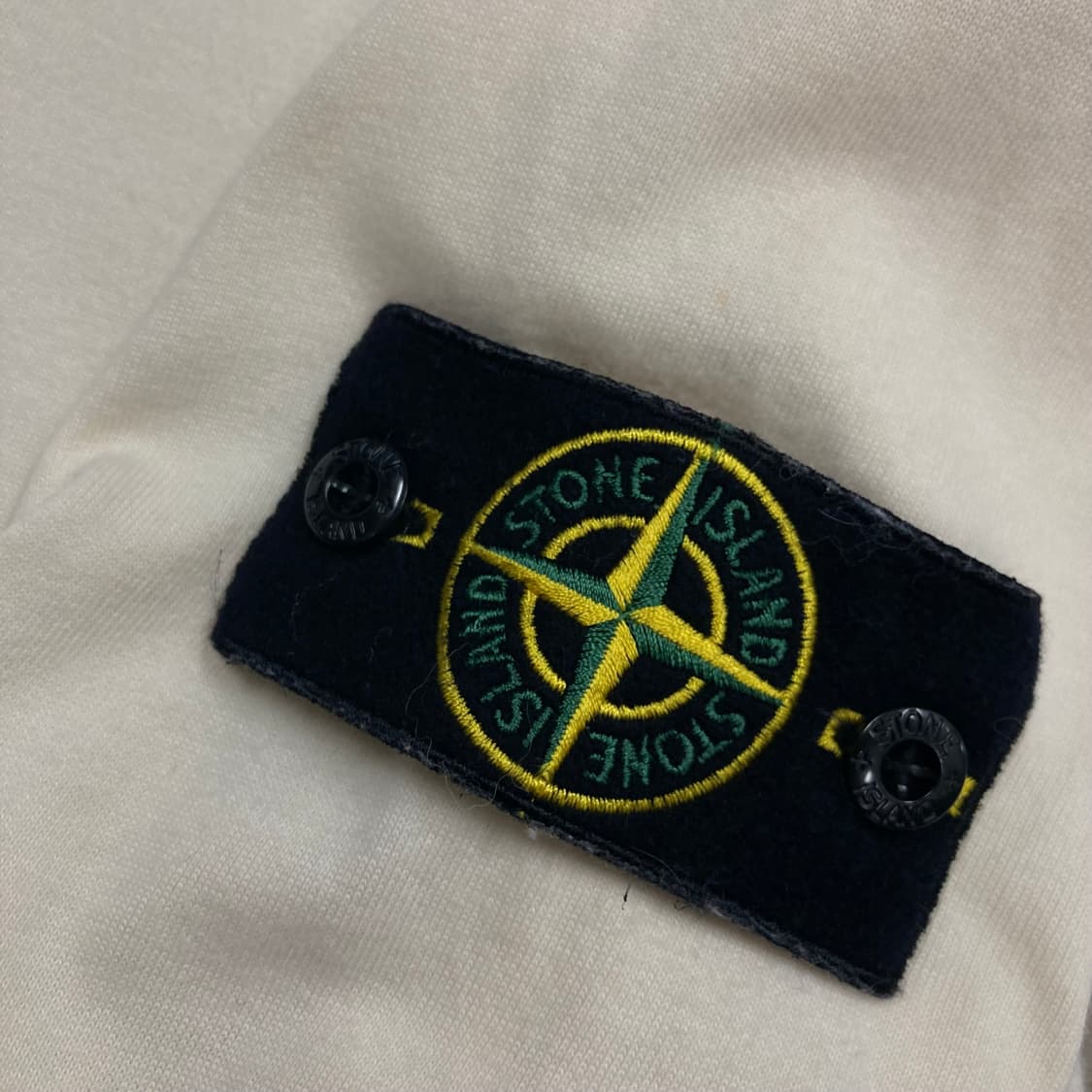 스톤 아일랜드 아이보리 컬러 와펜 롱 슬리브 상품이미지2