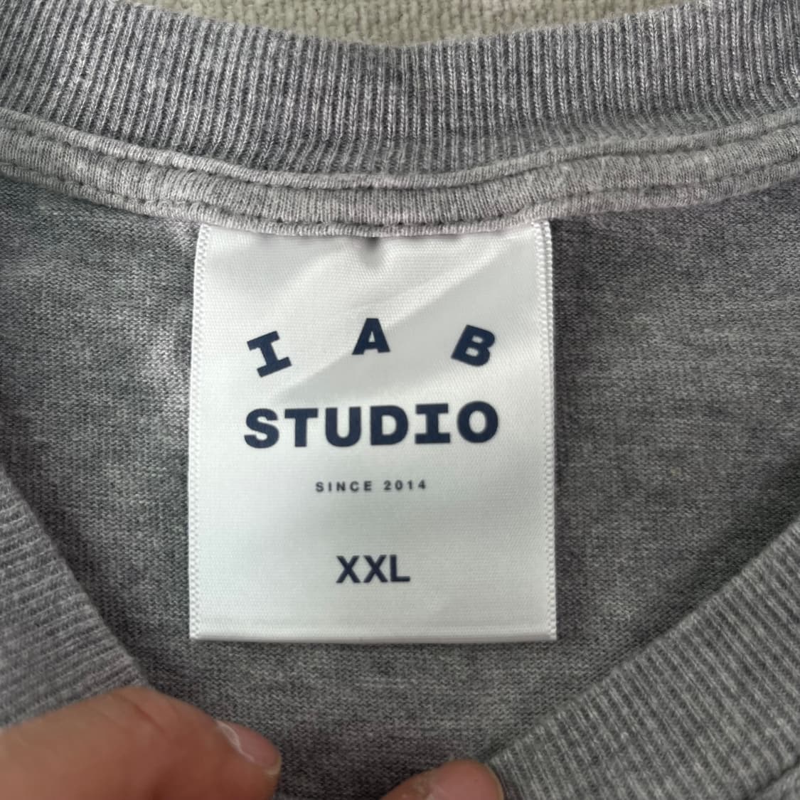 110 아이앱스튜디오 22FW 그레이 그린 반팔 티셔츠 상품이미지4