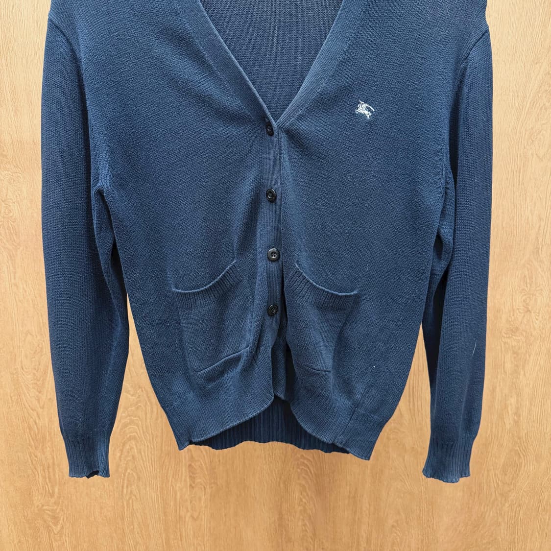 버버리 런던 브이넥 울 니트 가디건 로고 자수 패치 포켓 디테일 네이비 상품이미지5