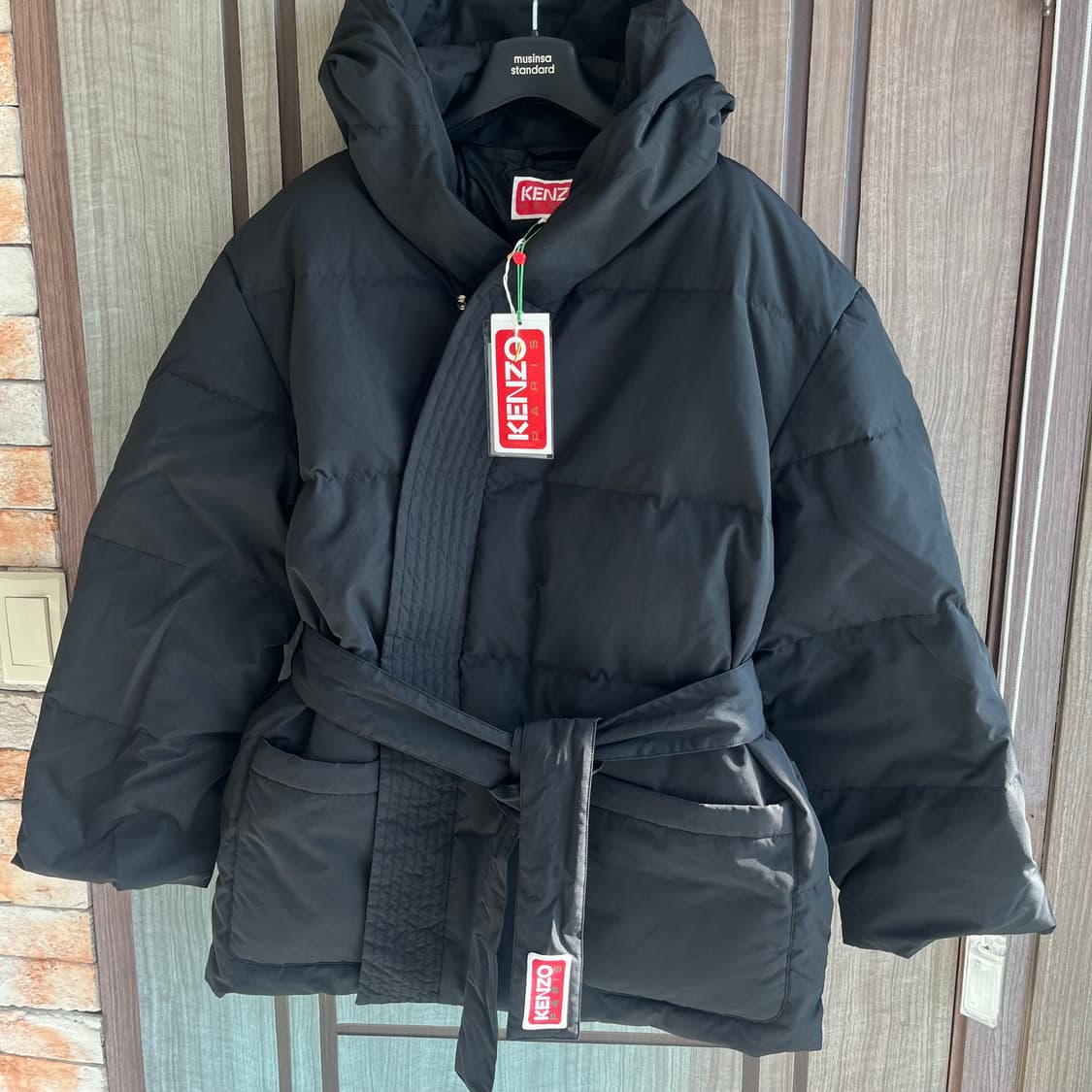 새상품(M)겐조 기모노 벨티드 랩 후드 다운 패딩 블랙 상품이미지2