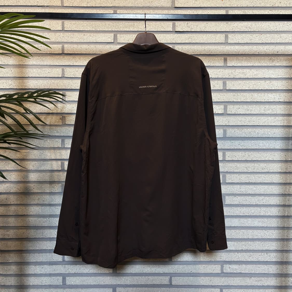 언더아머 체스트포켓 아웃도어 셔츠 라이트웨이트 디테일 브라운 상품이미지3