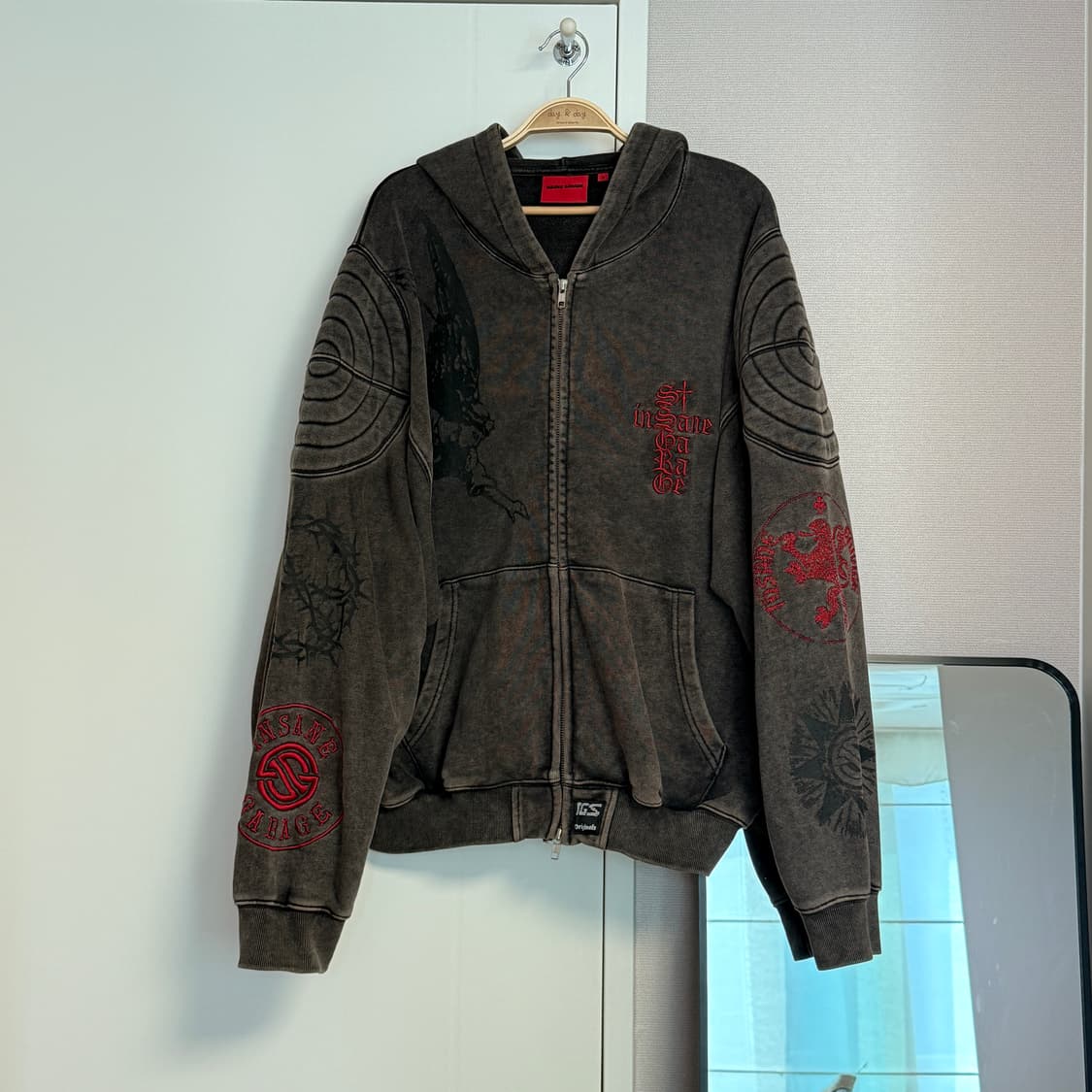 (초판)인세인개러지 엠브로이디드 패디드 후드집업 빈티지 블랙 상품이미지1