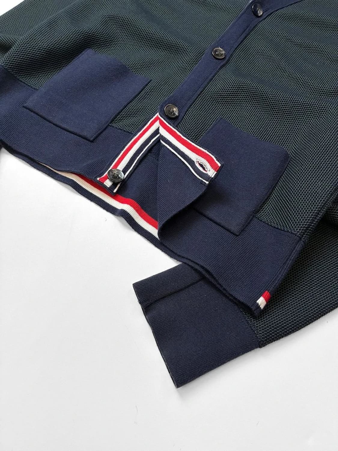 톰브라운 시그니처 삼색 숏 니트 가디건 PN5037 상품이미지3