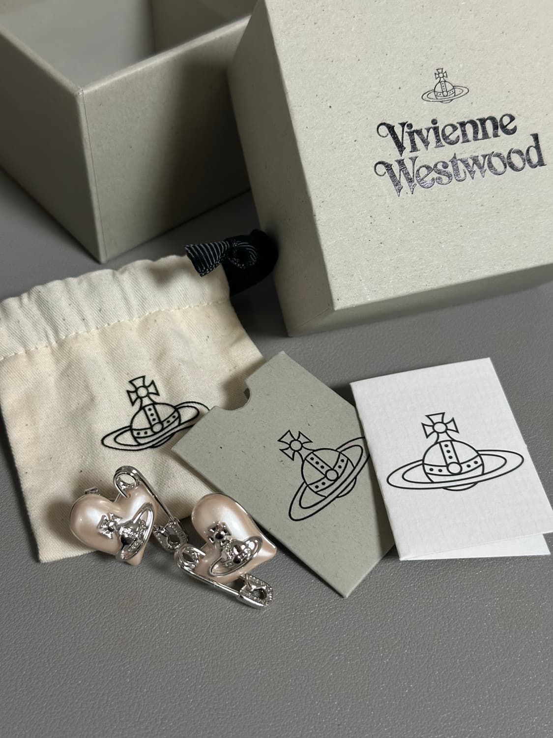 비비안웨스트우드 하트 세이프티핀 귀걸이  상품이미지2