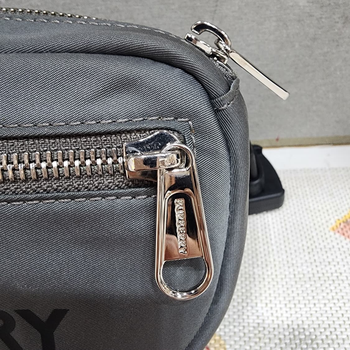 버버리 나일론 미니 크로스백 그레이 상품이미지3