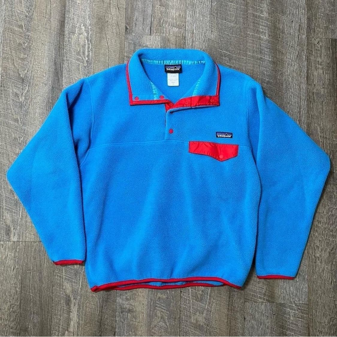 파타고니아 신칠라 스냅-T 스카이블루/레드 상품이미지1