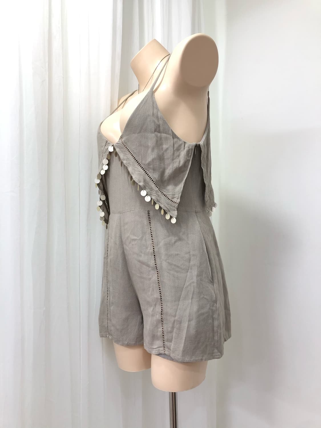 beige sequin detail romper 상품이미지2