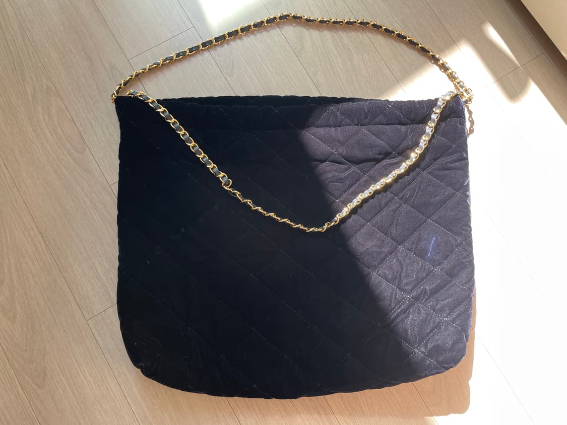 뤼드유제니 벨벳 퀼팅 호보백 블랙 상품이미지3