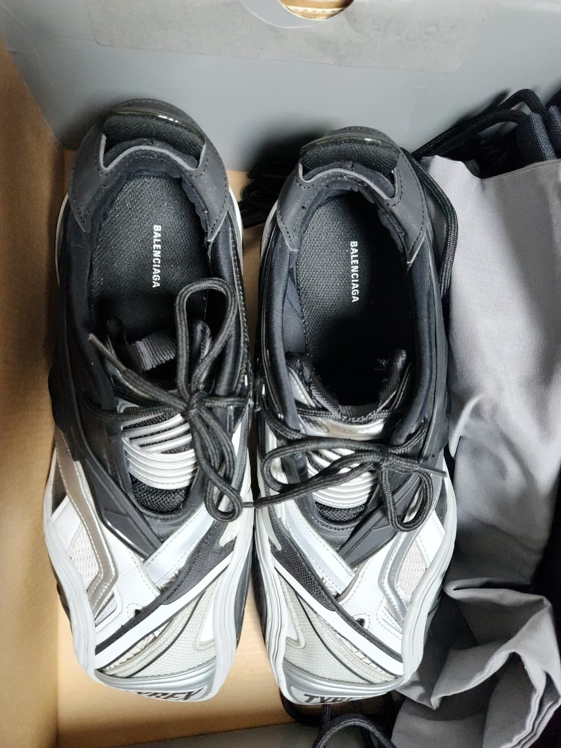 발렌시아가 타이렉스 43 블랙그레이 상품이미지1