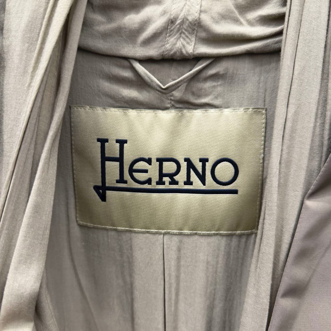 에르노 경량 미디 코트 드레이프 넥 세로 절개 사이드 포켓 디테일 베이지 상품이미지6