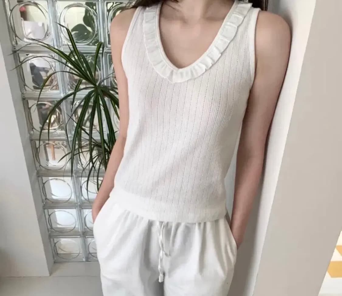 지그재그 프릴리 프릴 민소매 레이스 나시 에이블리브랜디무신사크림 상품이미지1