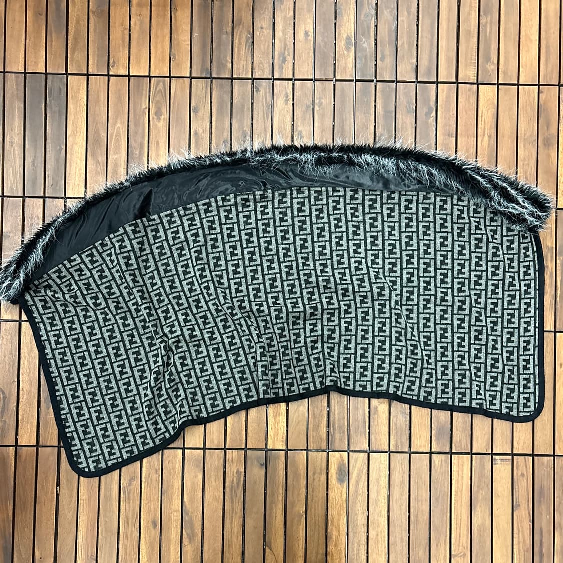 펜디 주카 패턴 퍼 케이프 상품이미지3