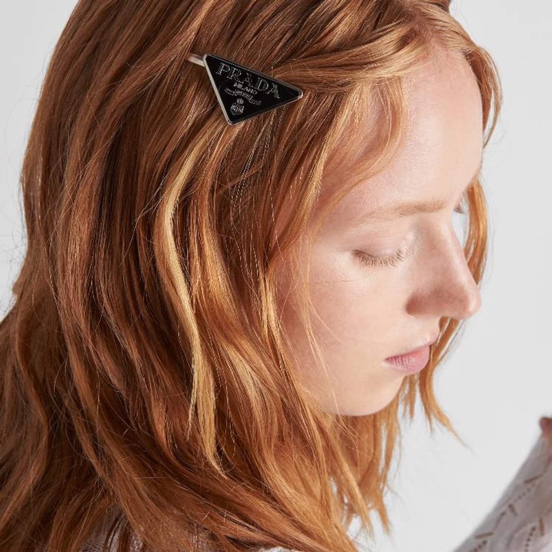 [ONE SIZE] 프라다 삼각로고 메탈 클립 헤어핀 블랙 상품이미지6