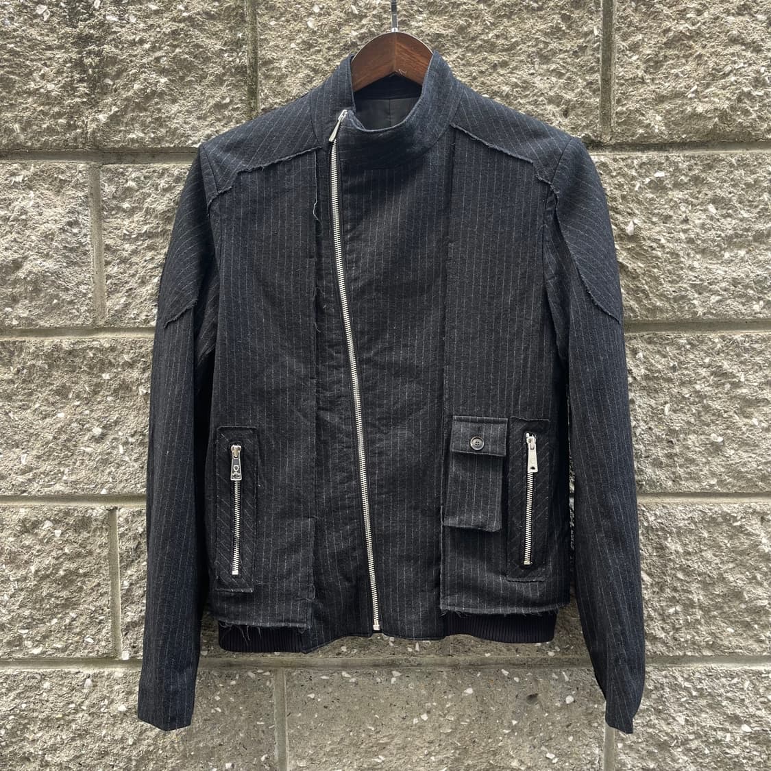 [46] 디크낙 사선 핀스트라이프 지퍼 디테일 숏 자켓 상품이미지1