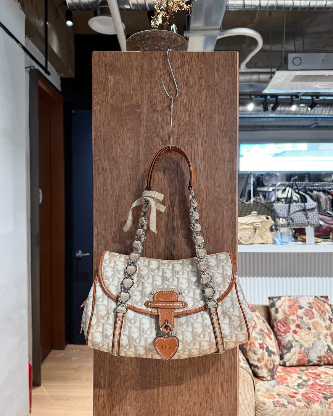 크리스찬 디올 베이지 로맨틱 트로터 숄더백  상품이미지1