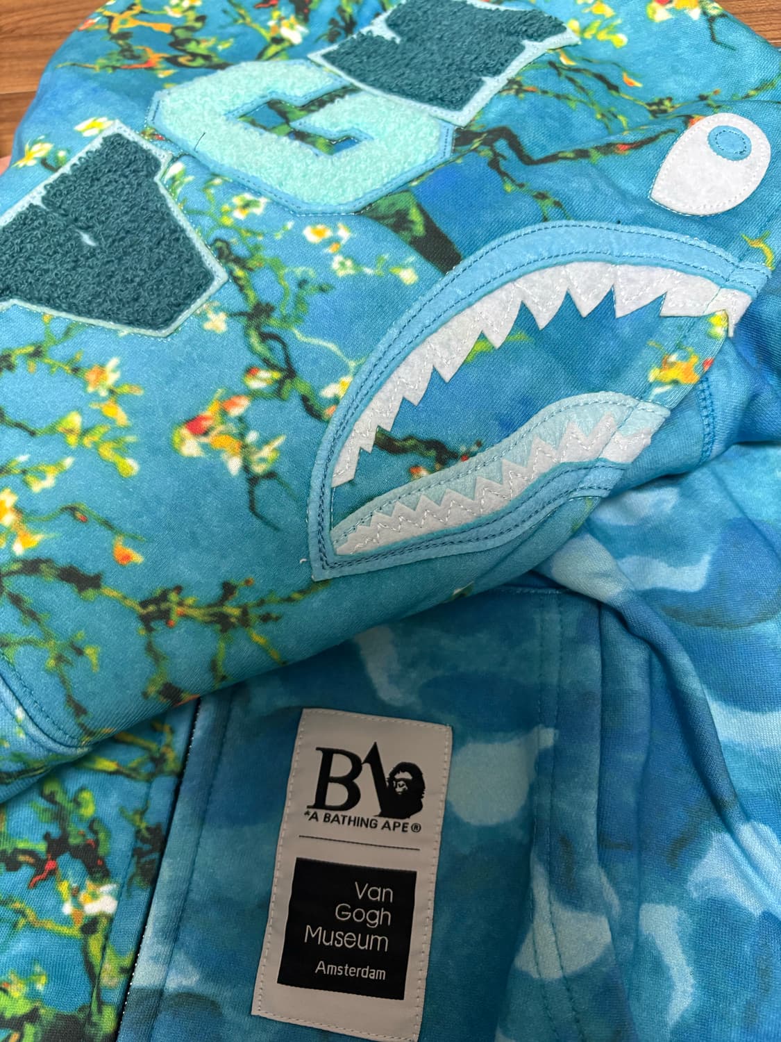 베이프 x 반 고흐 뮤지엄 샤크 풀 집 후드 삭스 상품이미지1