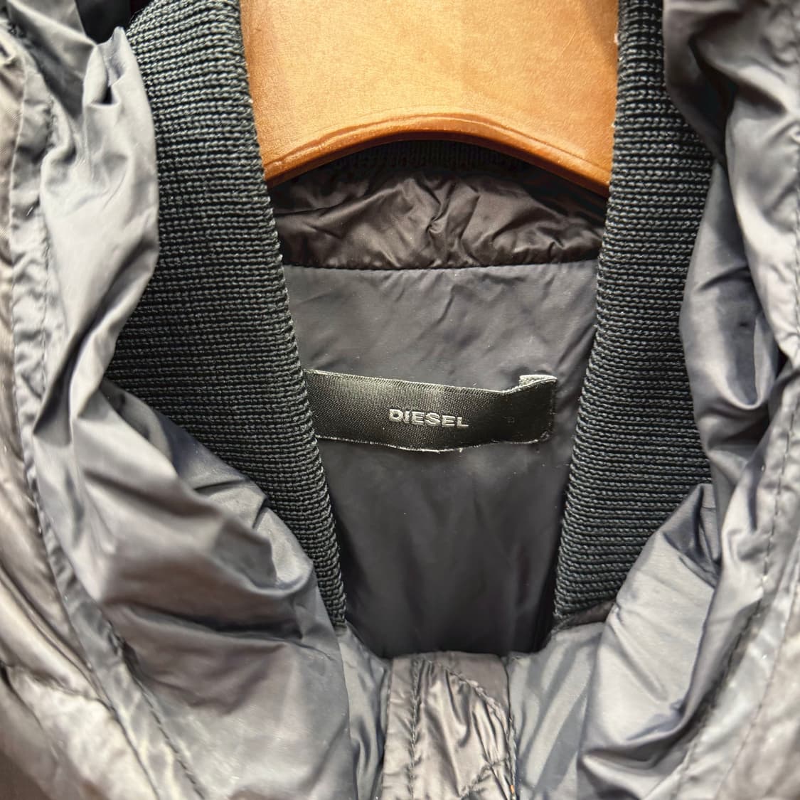 디젤 롱 후드 패딩 지퍼 멀티 포켓 로고 패치 디테일 레귤러핏 블랙 상품이미지7