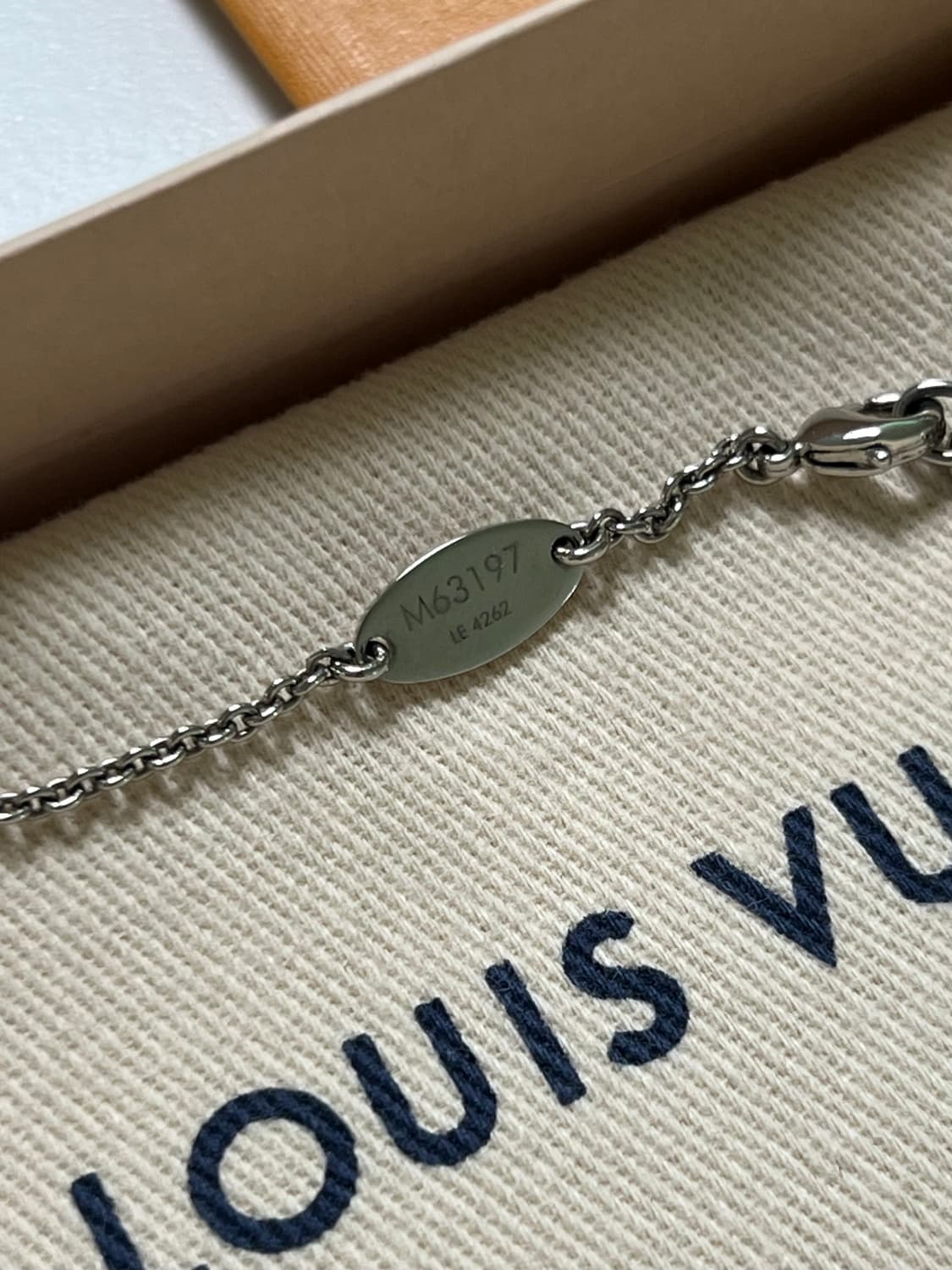 [정품] 루이비통 에센셜 V 목걸이 실버 상품이미지6