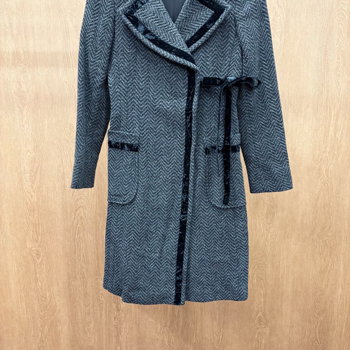 막스앤코 롱 헤링본 코트 노치드 라펠 벨벳 배색 디테일 차콜 상품이미지5