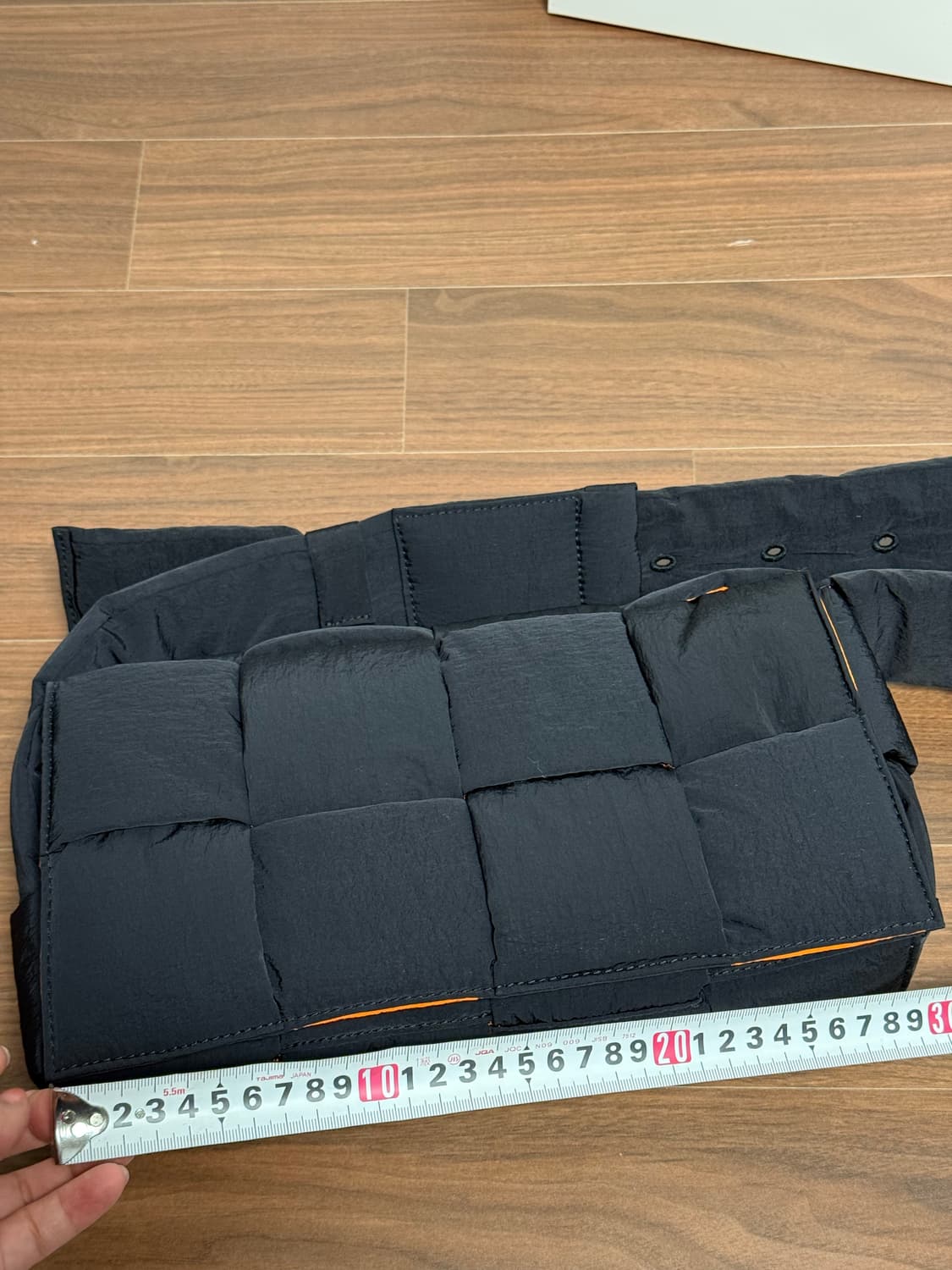 보테가베네타 패디드 카세트 백 (패딩 카세트백) 블랙 파파야 상품이미지1