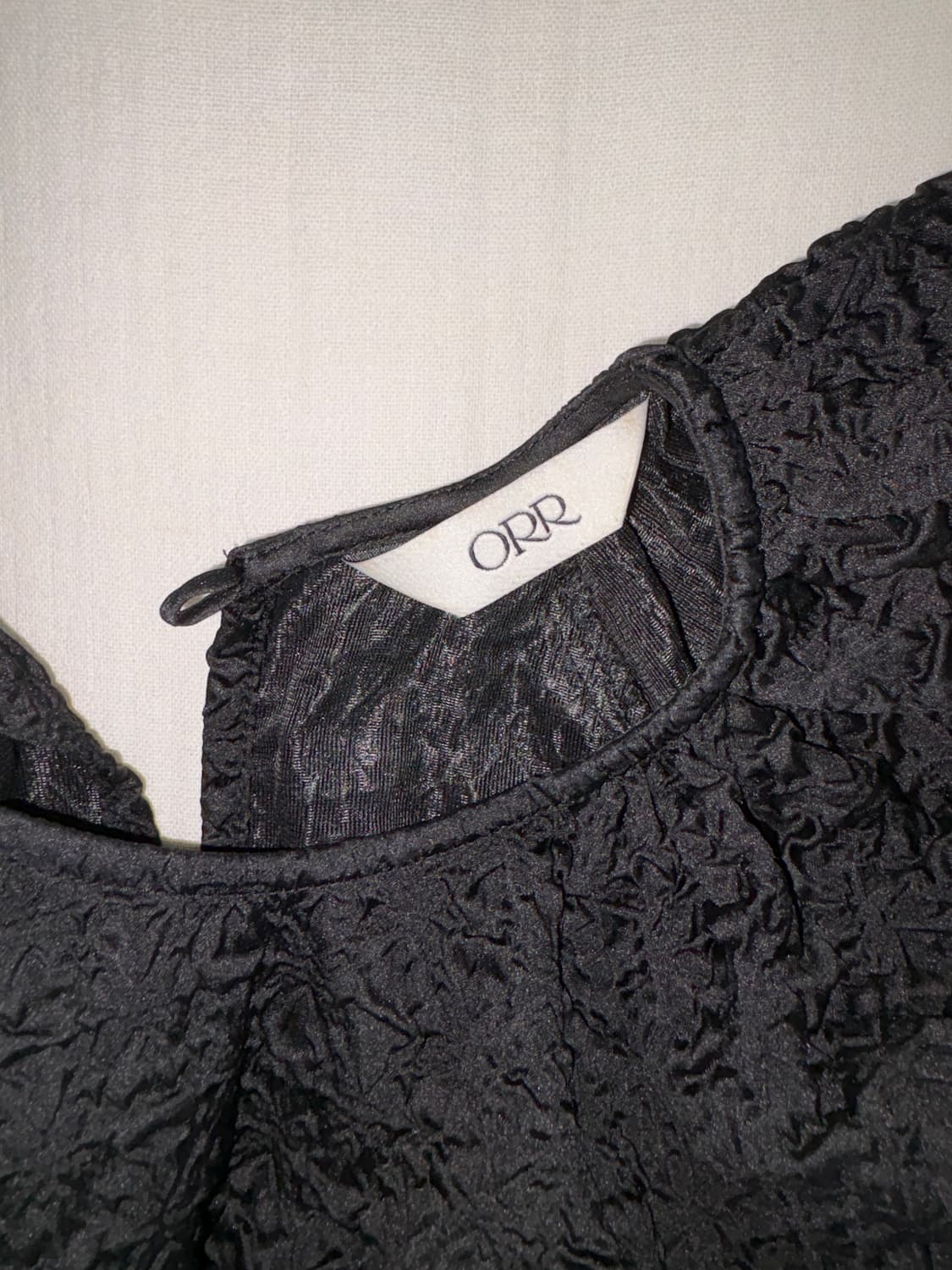 Orr 오르 엠보 셔링 블라우스 (블랙/아이보리) 상품이미지6