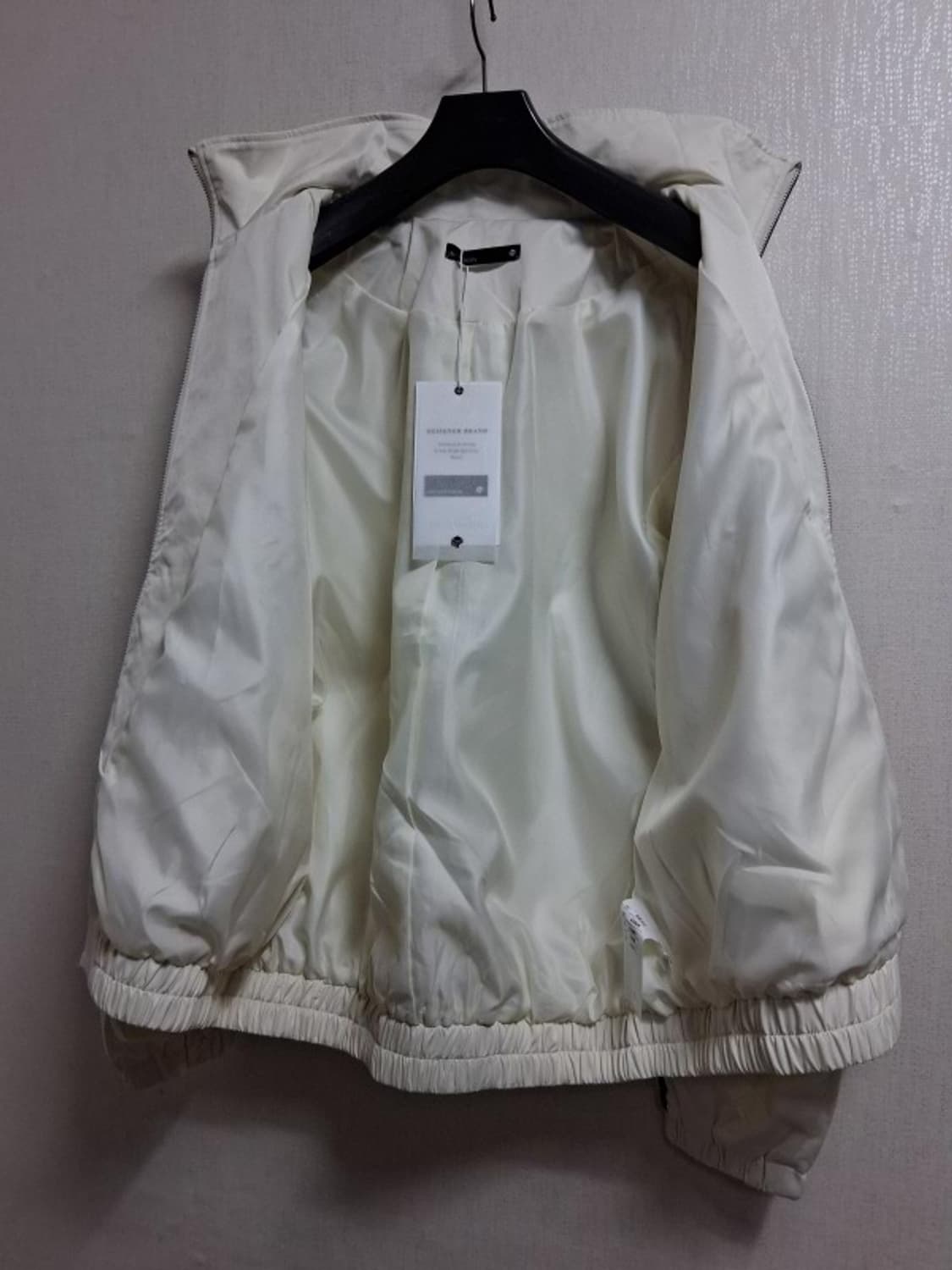 아이보리 배색 파이핑 디테일의 테크 트랙 셋업, 바스락 세미광 원단  상품이미지6