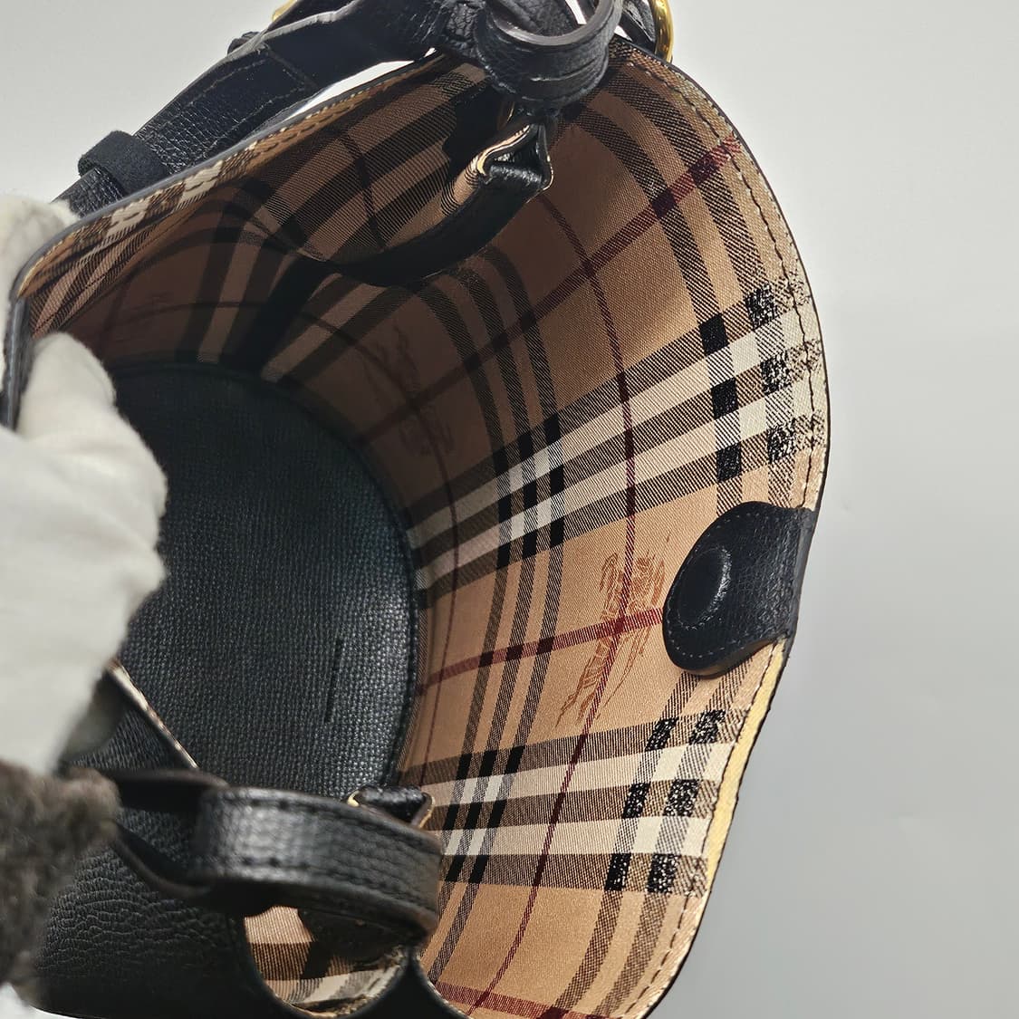 정품 버버리 헤이마켓 론 버킷백 상품이미지7