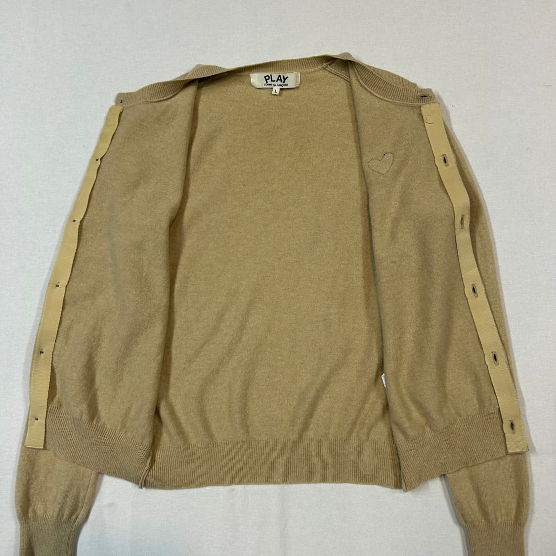 L) 꼼데가르송 플레이 하트 와펜 브라운 가디건 정품 상품이미지5