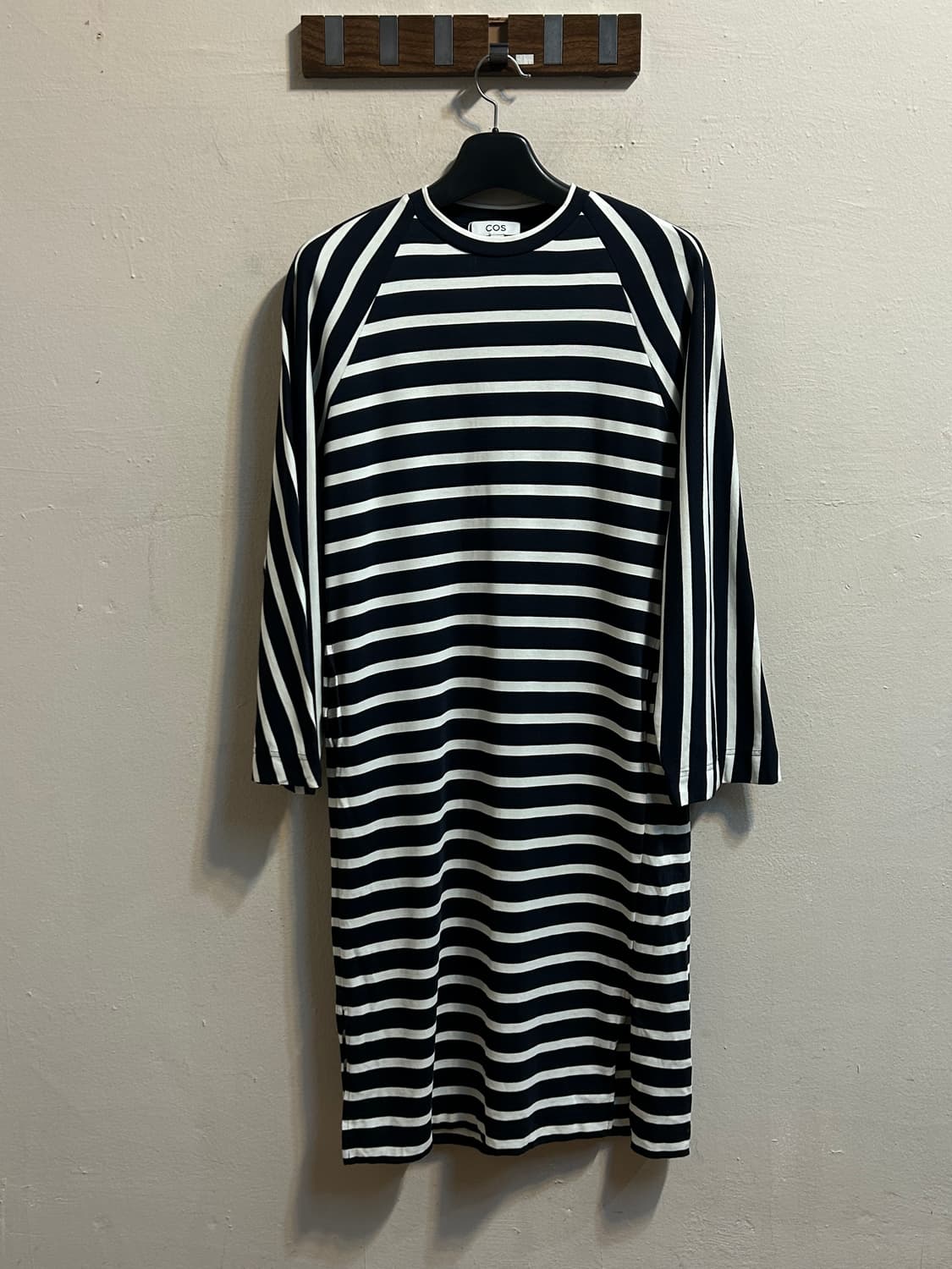 코스 롱 스트라이프 레글런 원피스 상품이미지1