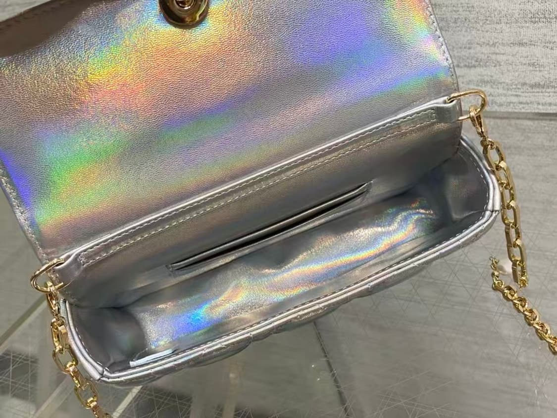 디올 크로스 백시그니처 넝쿨 체크로 클래식한 레터링 참장식
 상품이미지6