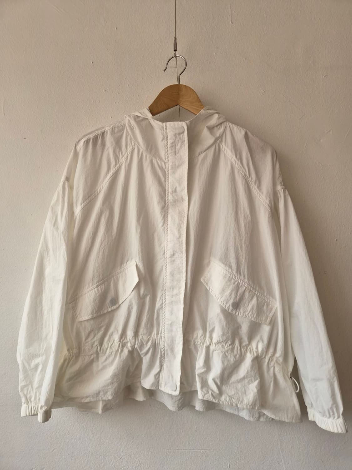 트렌드콜렉션 여성 후드프릴바람막이점퍼 FREE 상품이미지2