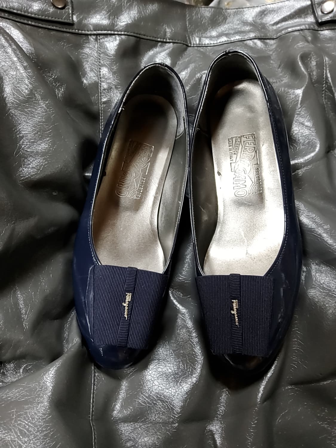 살바토레 페라가모 에나멜 단화 진한 퍼플  235mm 상품이미지1