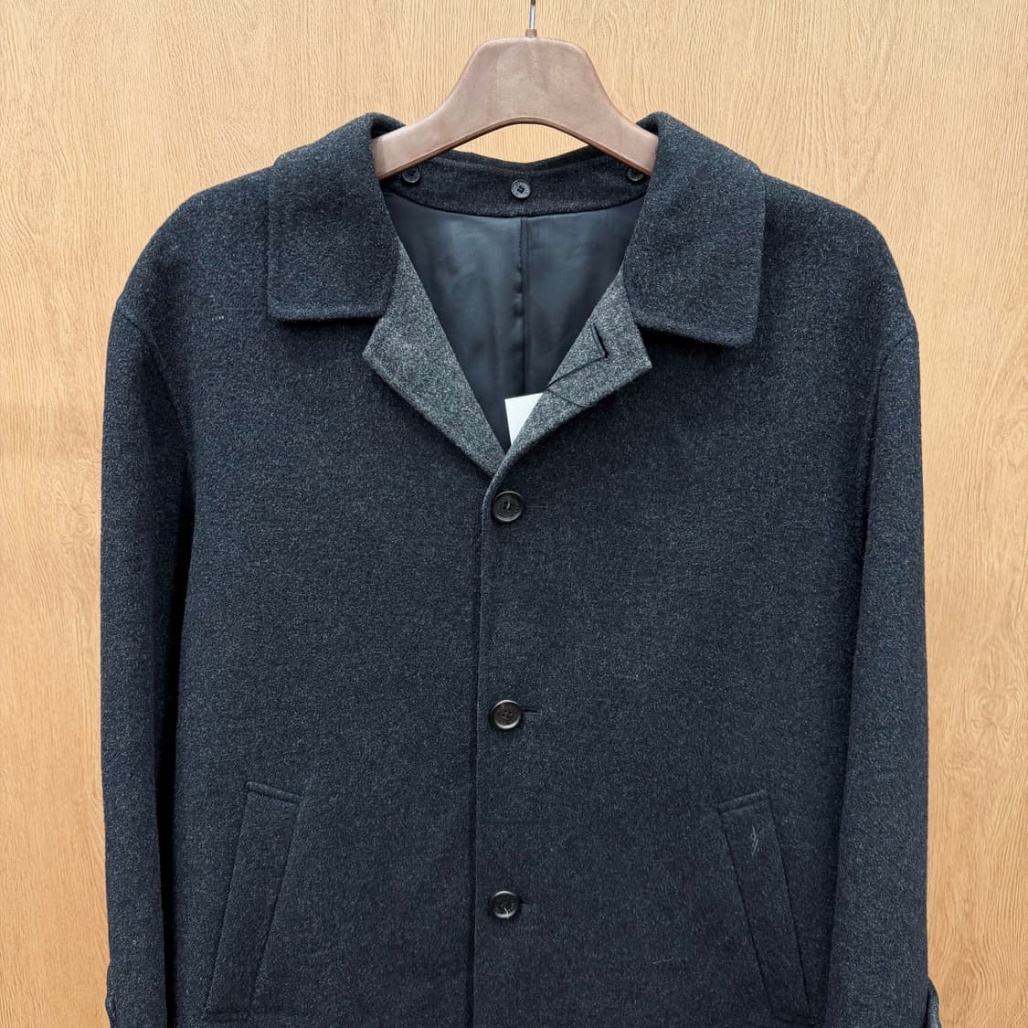 입생로랑 울 싱글 코트 사이드 슬래시 포켓 로고 자수 디테일 딥 차콜 상품이미지4