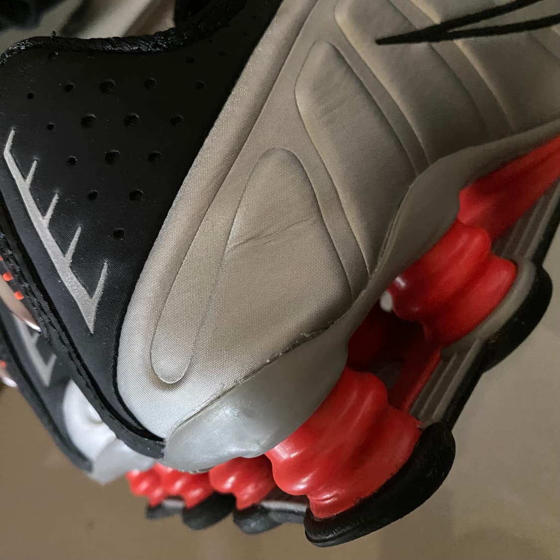 나이키 샥스 R4 메탈릭 실버 레드 255사이즈 상품이미지3