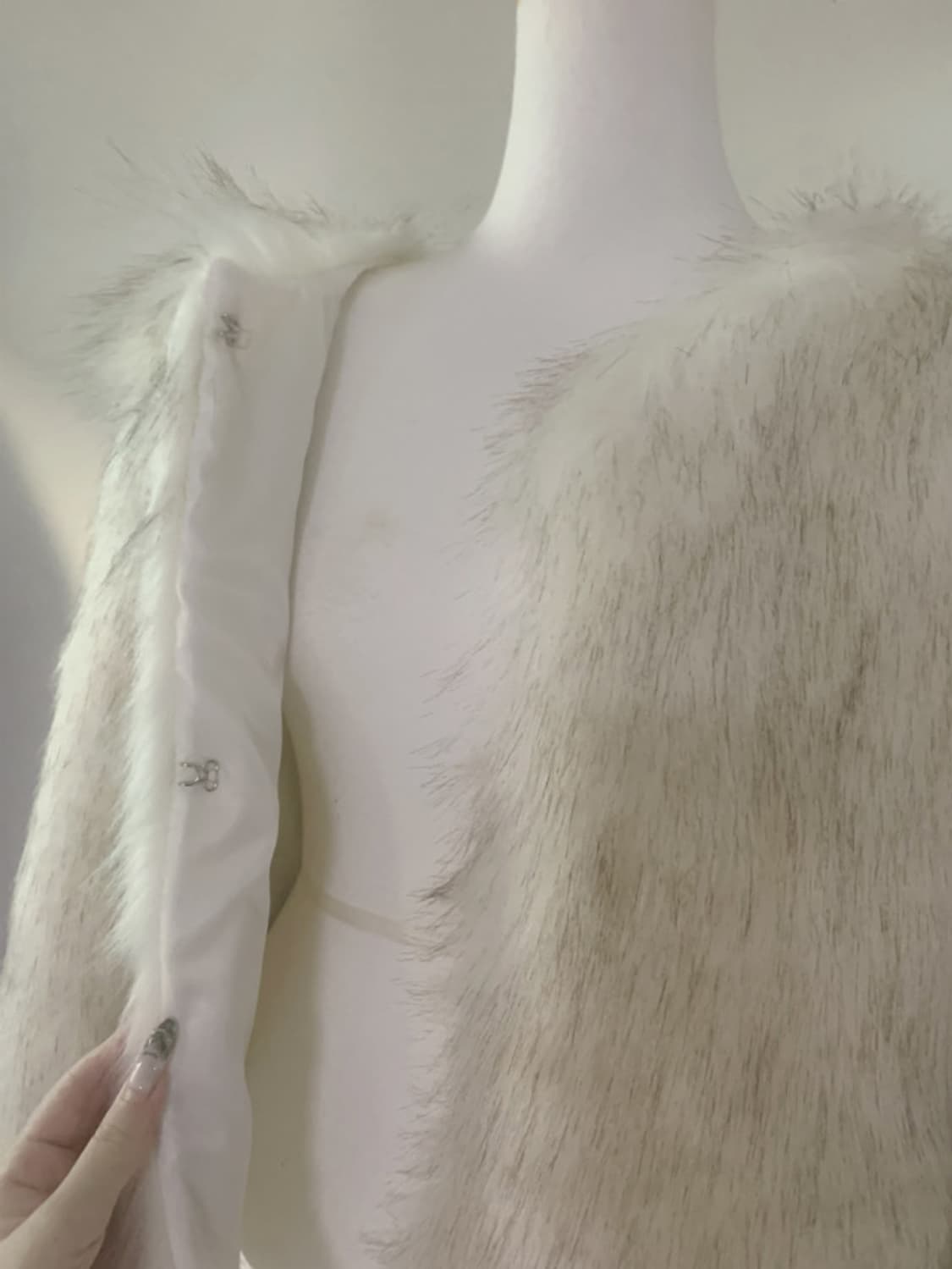 스젠 퍼자켓 Rokina Eco Fur Jacket (White) 애즈온 상품이미지8