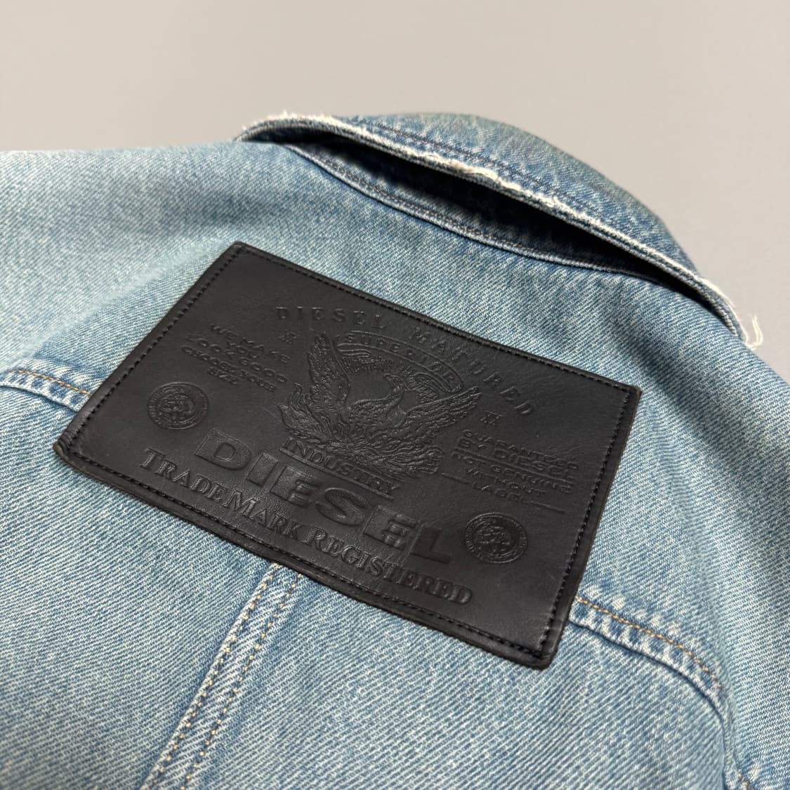 디젤(DIESEL) 라이트블루컬러 워시드 데님 디스트로이드 커버올 자켓 상품이미지8