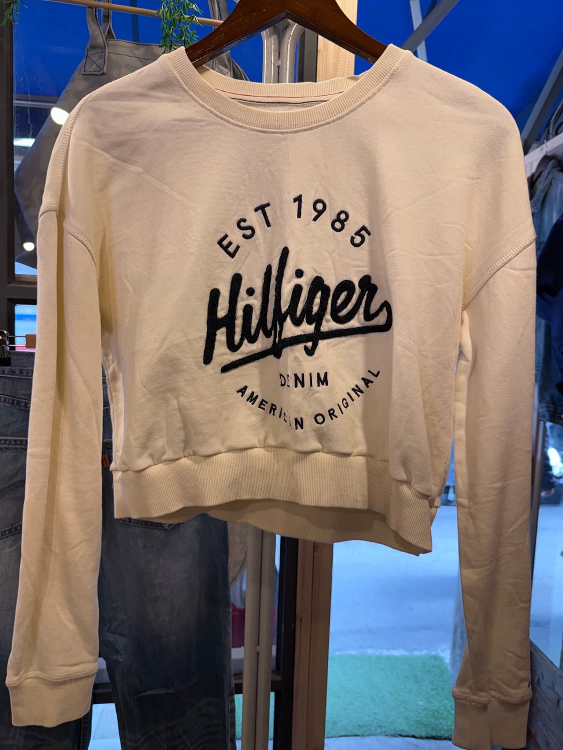 타미힐피거 데님 화이트 크롭 맨투맨 상품이미지1