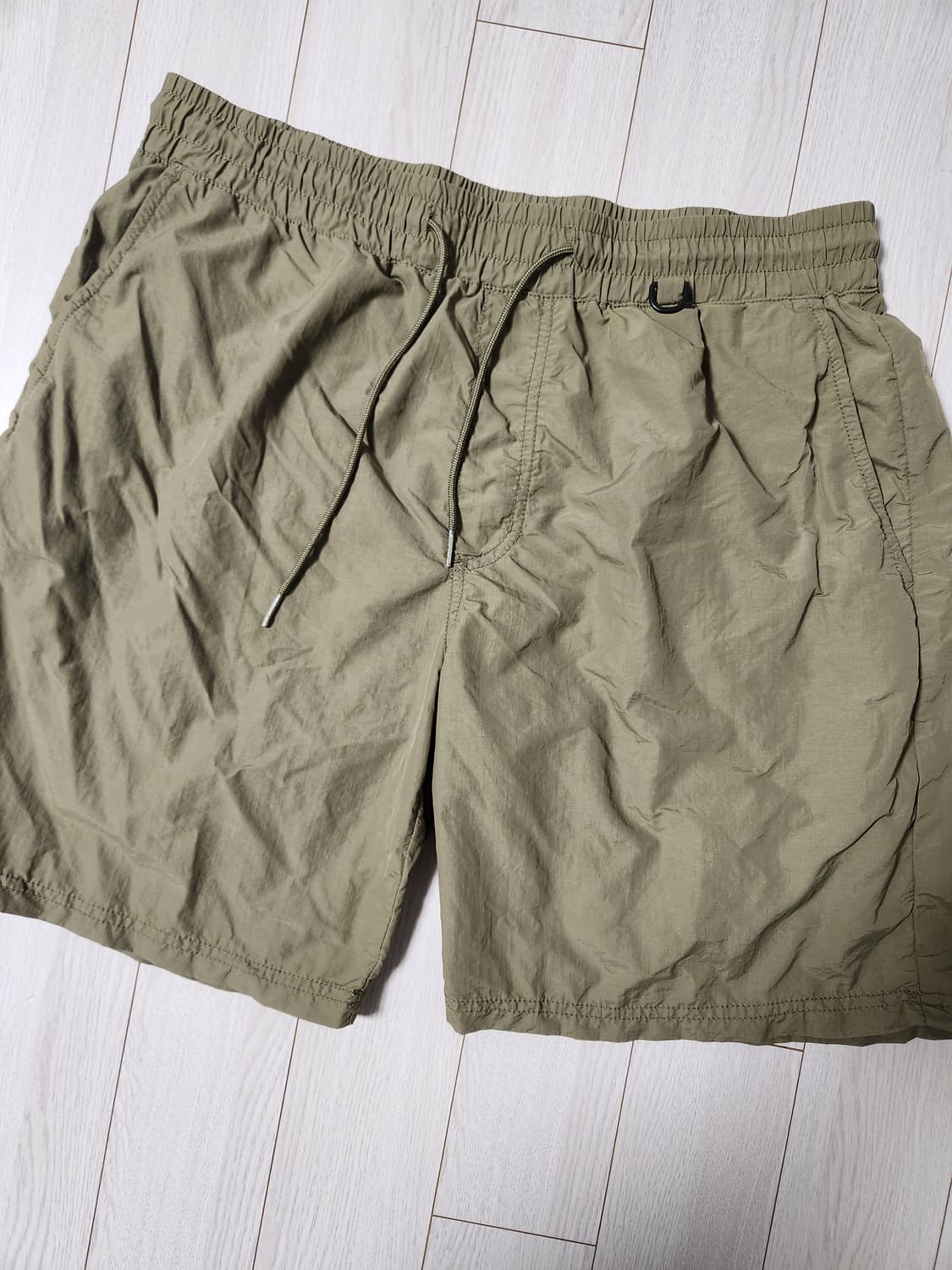 grooverhyme 나일론 밴딩 카키 반바지 사이즈xl

세탁으로 인한 상품이미지1