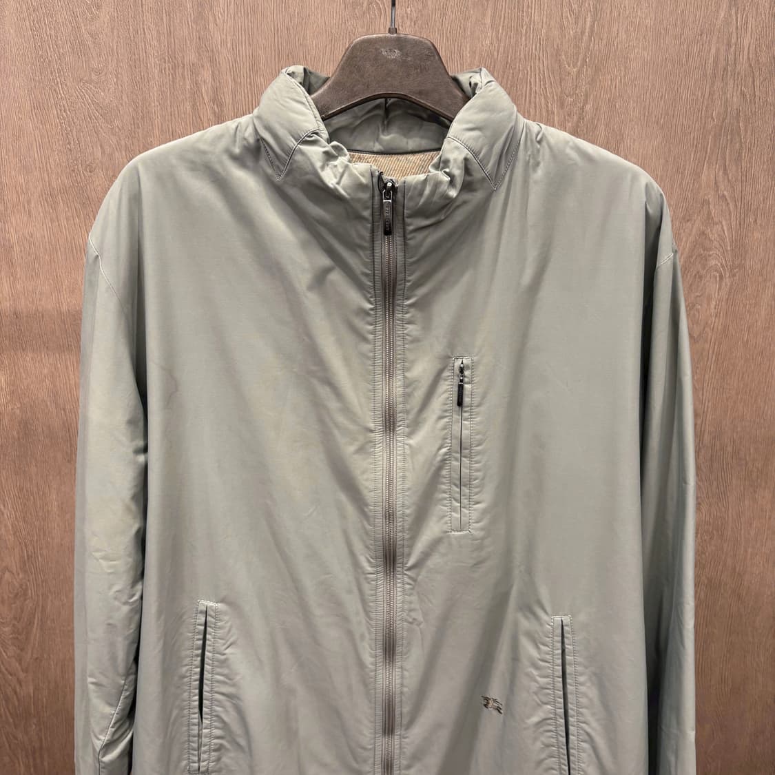 버버리 하이넥 해링턴 윈드 브레이커 자켓 로고 자수 디테일 카키 베이지 상품이미지4